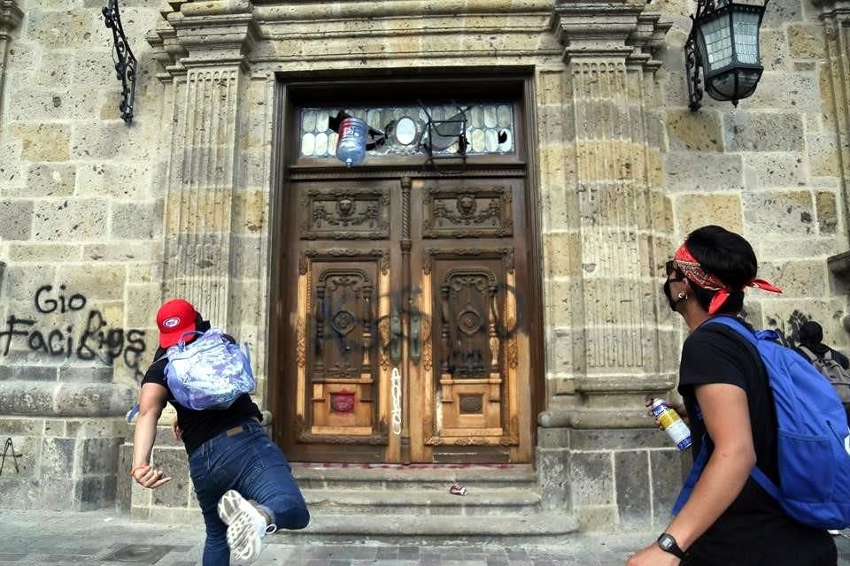 Al llegar a Palacio de Gobierno, manifestantes buscaron entrar a la fuerza y vandalizaron el recinto.