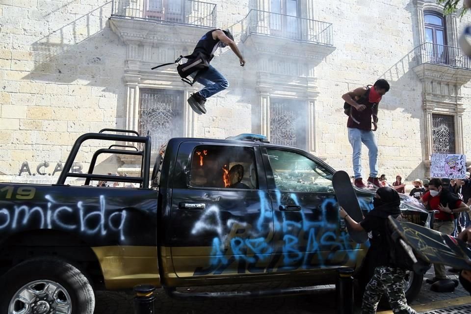 La situación comenzó a subir de tono cuando dos patrullas de la Policía estatal fueron incendiadas.