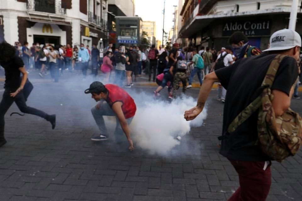 Policías dispersaron a manifestantes con gas.