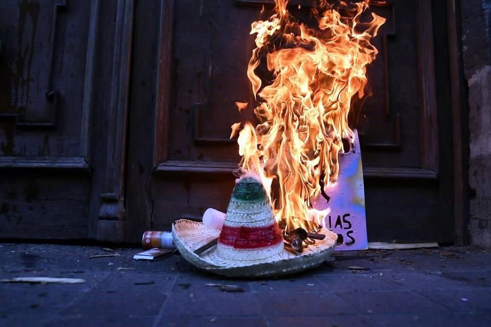 Al llegar a Palacio de Gobierno, manifestantes buscaron entrar a la fuerza y vandalizaron el recinto.