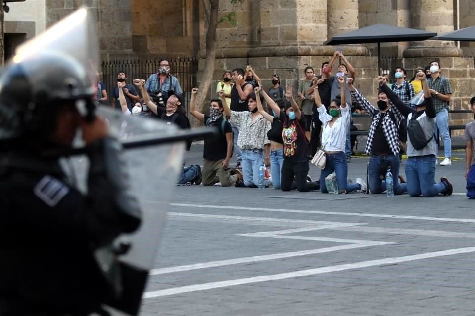 Cuando los ánimos se calmaron un poco, unos 12 manifestantes alzaron los puños en la Plaza Universidad, mientras antimotines del Estado se mantenían frente a ellos.