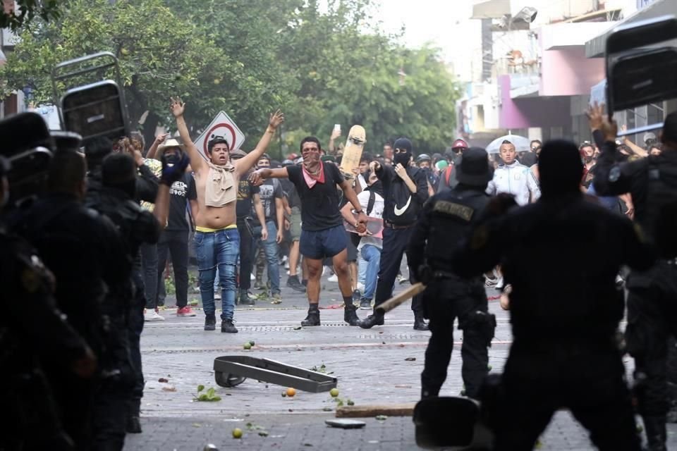 A decir del Gobernador, las corporaciones policiacas actuaron a la altura de las circunstancias, supieron resistir y no cayeron en la provocación, pese a las acciones de violencia de los manifestantes.