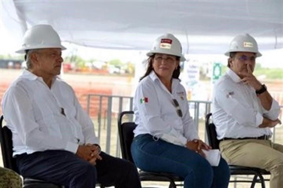 Estos fenómenos de hoy nos obligaron al cierre de 10 días, dijo Octavio Romero, director de Pemex. 