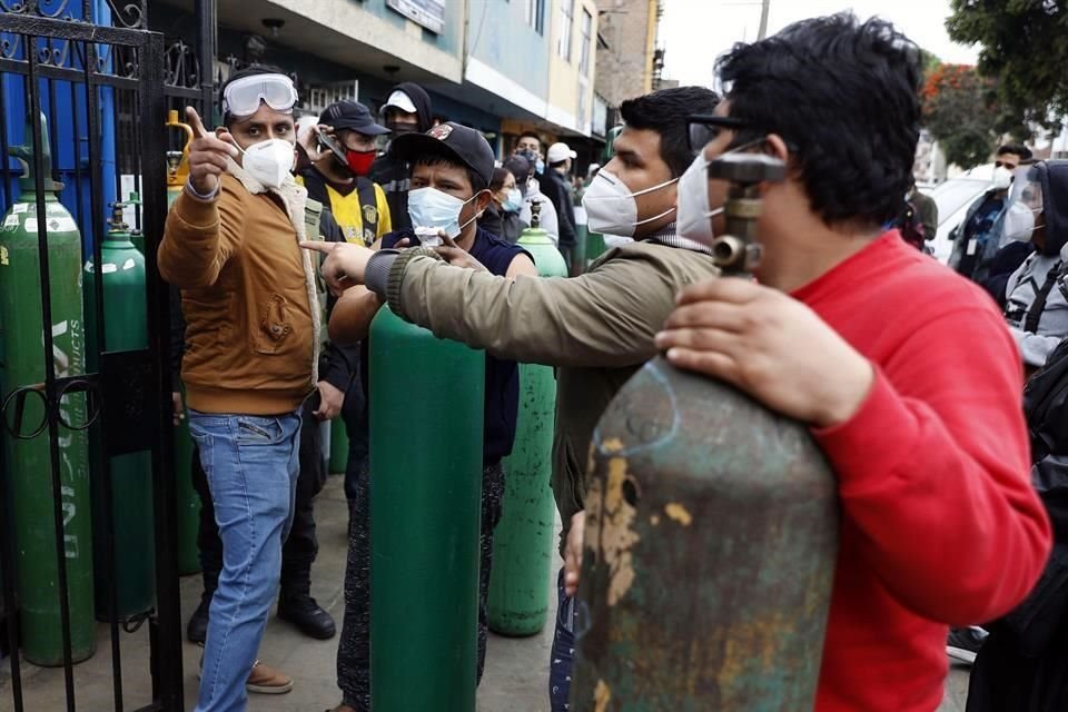 Decenas de personas hacían fila para abastecerse de oxígeno el miércoles en Lima, Perú.