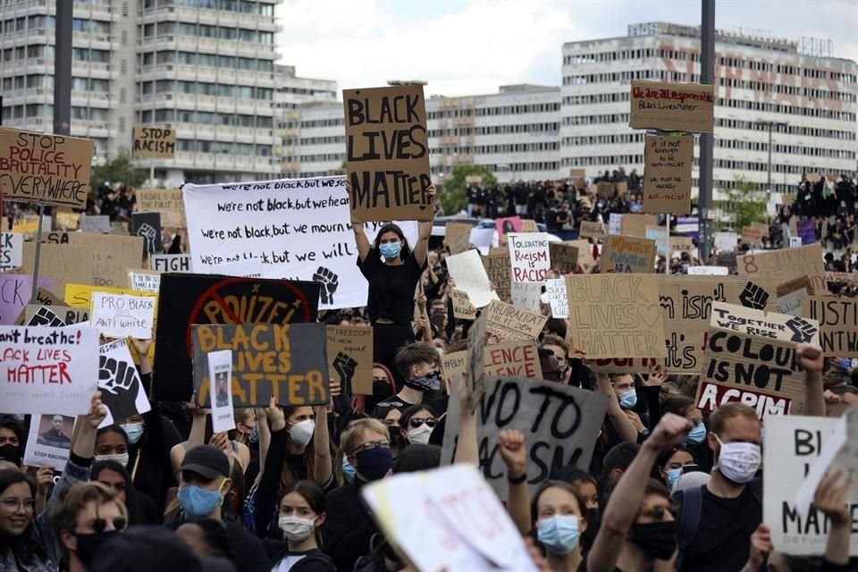 Vista de la protesta en Berlín, en la plaza Alexanderplatz este sábado.