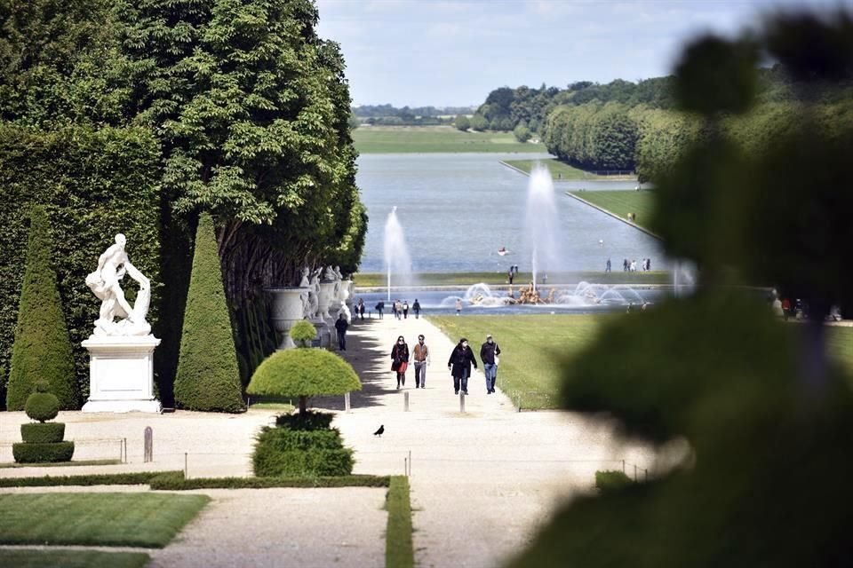 Vista de los jardines del Palacio, donde visitantes atienden a la reapertura.