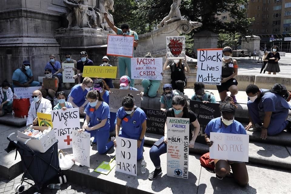 Trabajadores de la salud se unieron este sábado a las protestas por Floyd, cerca de Central Park.