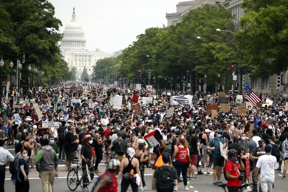 Miles de personas en Washington D.C. para una protesta pacífica por la muerte de Floyd.