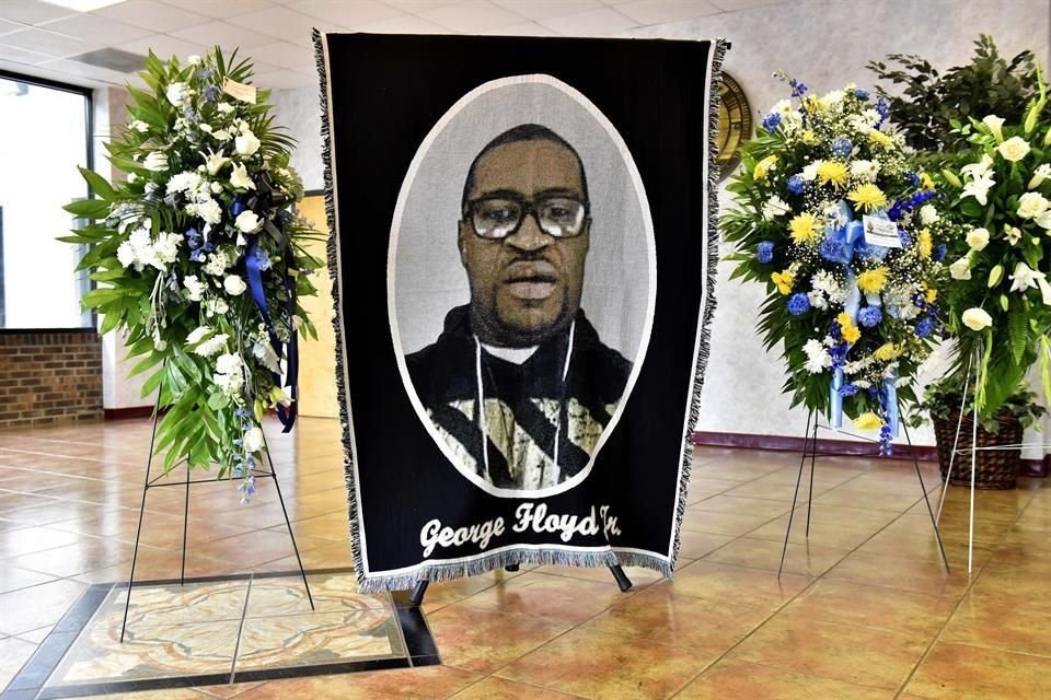 De vuelta a su estado natal, el cuerpo de George Floyd es despedido en un funeral en una pequeña iglesia en Raeford, Carolina del Norte.