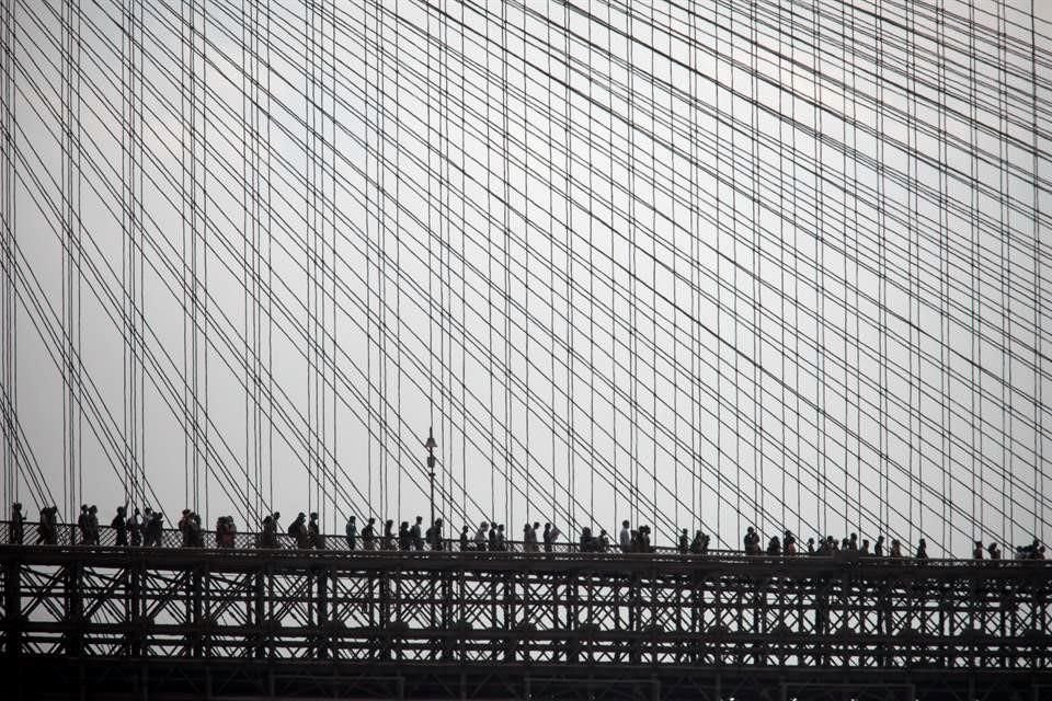 Miles de manifestantes cruzaron ayer el puente de Brooklyn para unirse a las protestas pacíficas que tuvieron lugar en la isla de Manhattan.