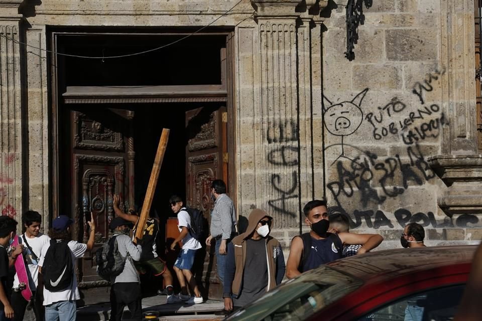 Seis personas fueron detenidas tras arrojar varias bombas molotov en la puerta principal de Palacio de Gobierno, en protestas por Giovanni.