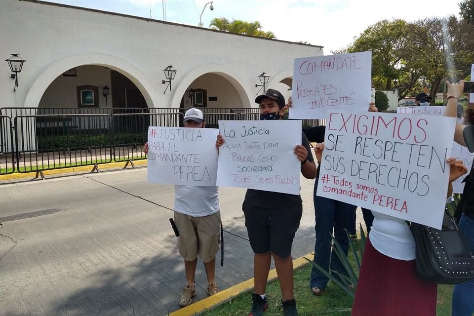 Familiares de dos agentes de la Fiscalía acusados de abusos de autoridad durante protestas por Giovanni, piden hablar con el Gobernador.