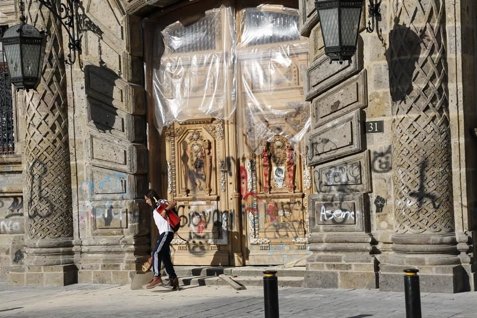 Tras el tercer día de protestas por Giovanni López autoridades evalúan daños a Palacio de Gobierno y permanecen consignas contra Alfaro.