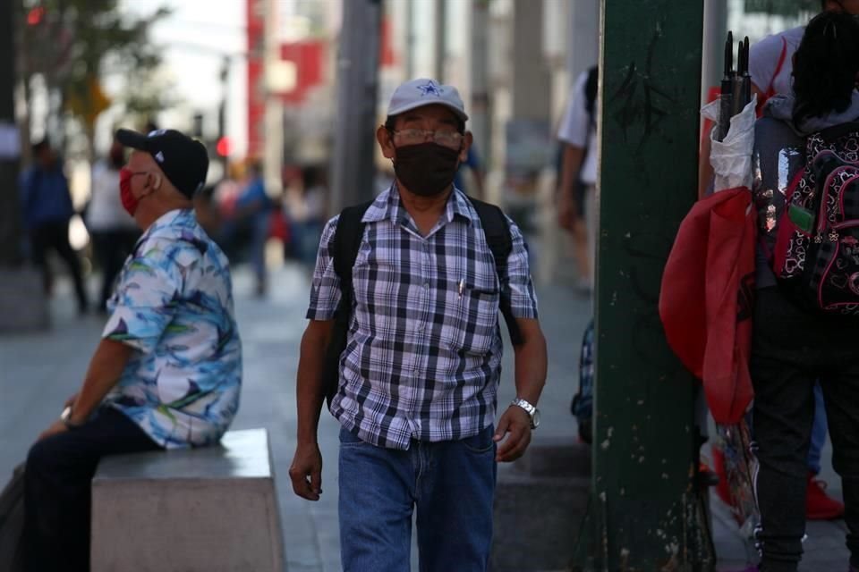 Ante la incertidumbre por los portadores asintomáticos, expertos llaman a usar cubrebocas para evitar contagios de Covid-19 en la llamada 'nueva normalidad'.