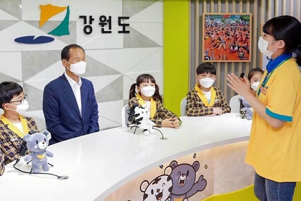 La forma de operar de Kidzania en Asia cambió, y ahora los niños y empleados lucen cubrebocas y caretas como parte de las medidas de protección.