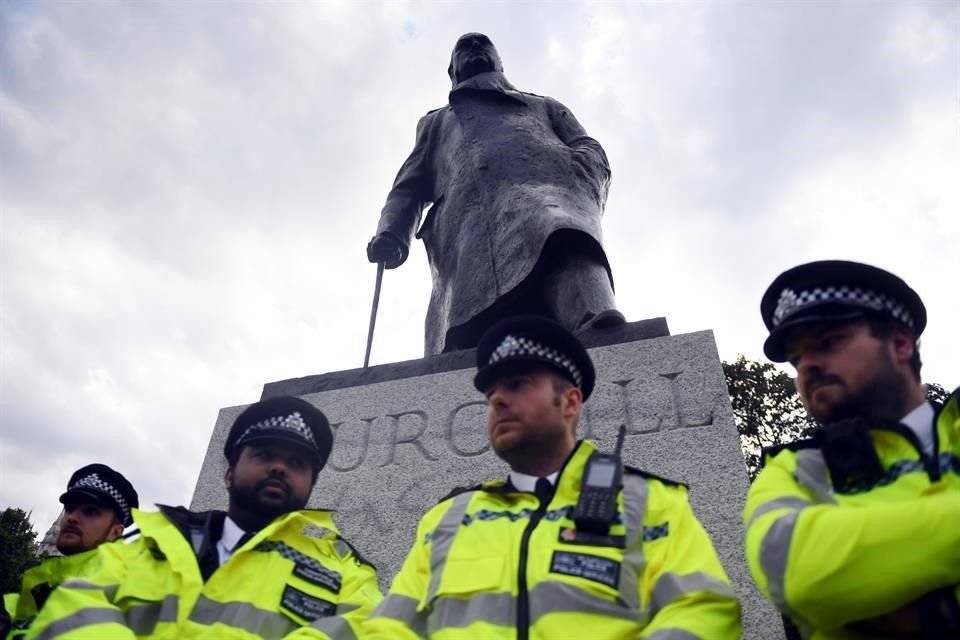 El monumento a Wiston Churchill fue vandalizado el domingo y protestantes corearon que el ex Primer Ministro británico había sido un racista. La estauta de un esclavista fue derribada ese mismo día.