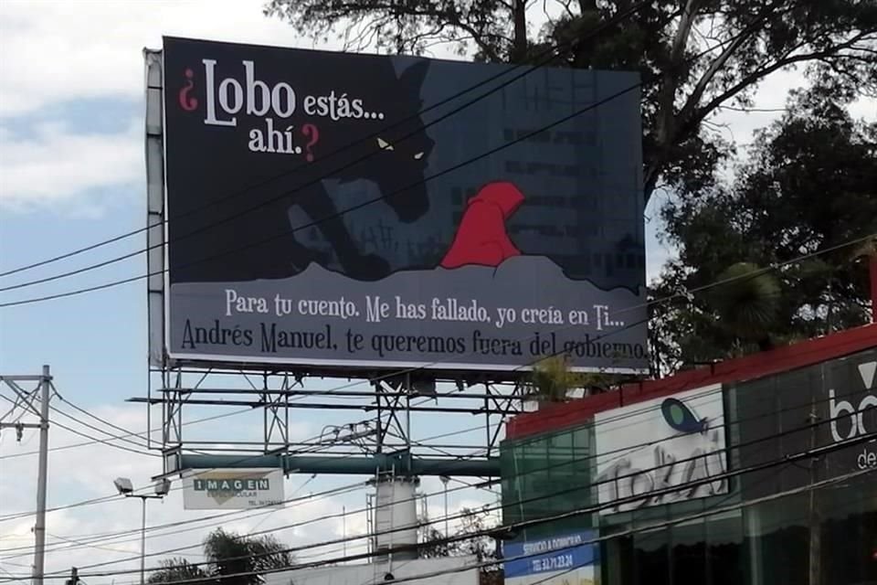 De acuerdo con reportes, los espectaculares aparecieron hoy en diversos puntos de Guadalajara.