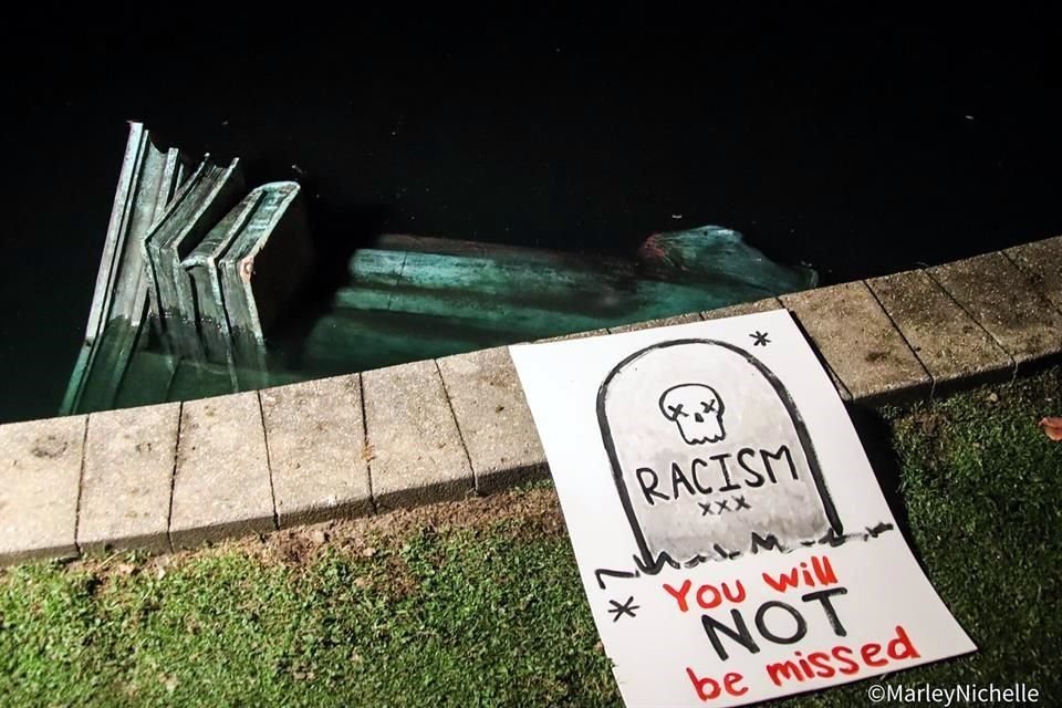 Una estatua de Colón fue arrojada al agua en Richmond, Virginia.