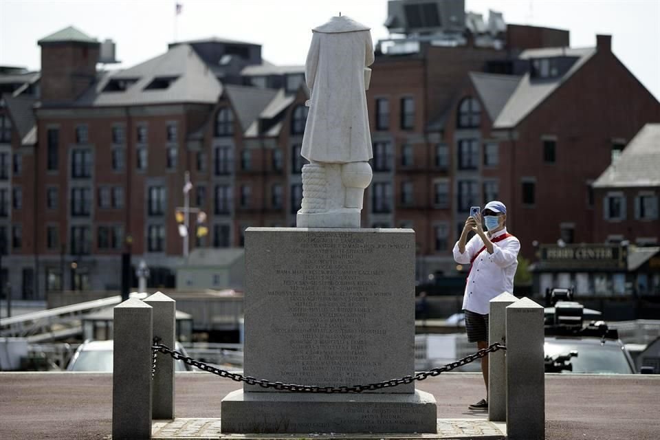 Otra estatua fue decapitada en el Columbus Park en Boston.