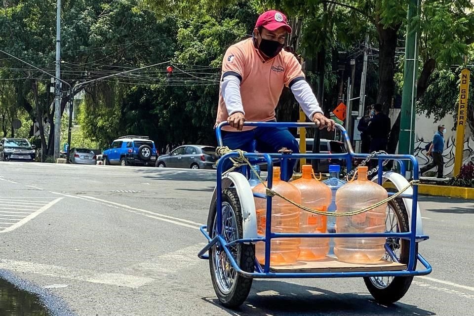 Según la propuesta, el Estado deberá garantizar este ingreso a todas las y los mexicanos que desempeñen actividades laborales formales e informales.