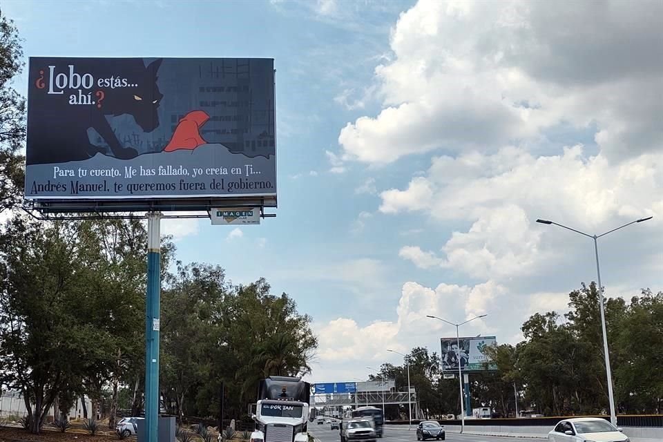 Los espectaculares tienen mantas contra AMLO.