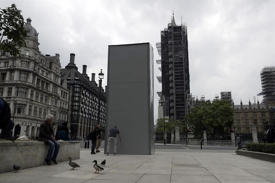 La estatua de Churchill situada cerca del Parlamento fue tapiada con paneles, tras haber sido pintada en días pasados.