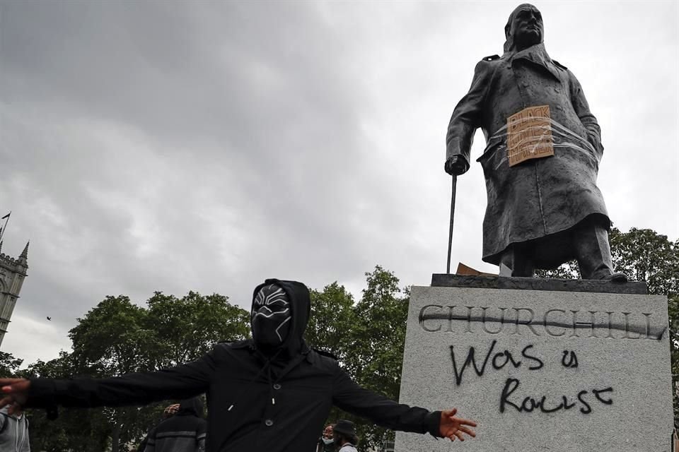 Manifestantes pintaron la estatua del Primer Ministro Churchill por sus discursos racistas e imperialistas.
