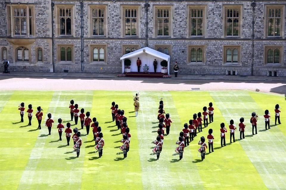 Este año, un número reducido de soldados y bandas militares rindieron homenaje a la monarca en el Castillo de Windsor.