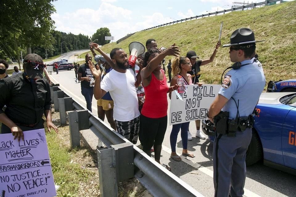 Protestan contra policía de Atlanta por asesinato de hombre afroamericano.