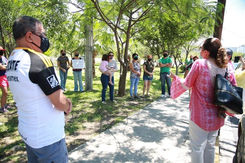 Decenas de habitantes de la Colonia Balcones de Anáhuac protestaron ayer frente a Viakem.