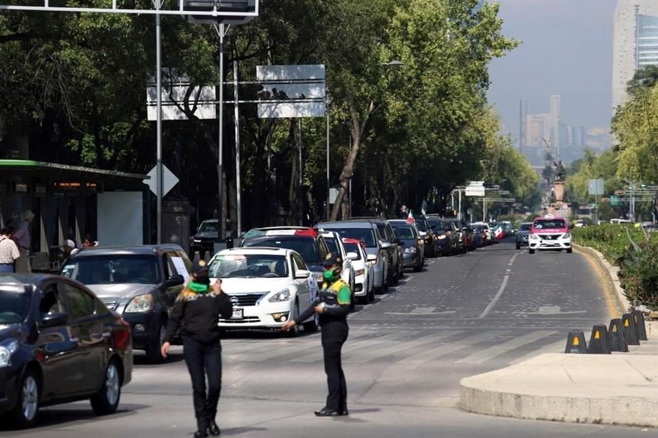 Los vehículos ocupan un carril de Reforma con dirección al centro de la Ciudad.