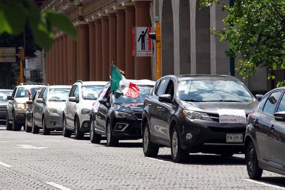 Una de las dos caravanas que circularon este domingo en el centro de Xalapa.