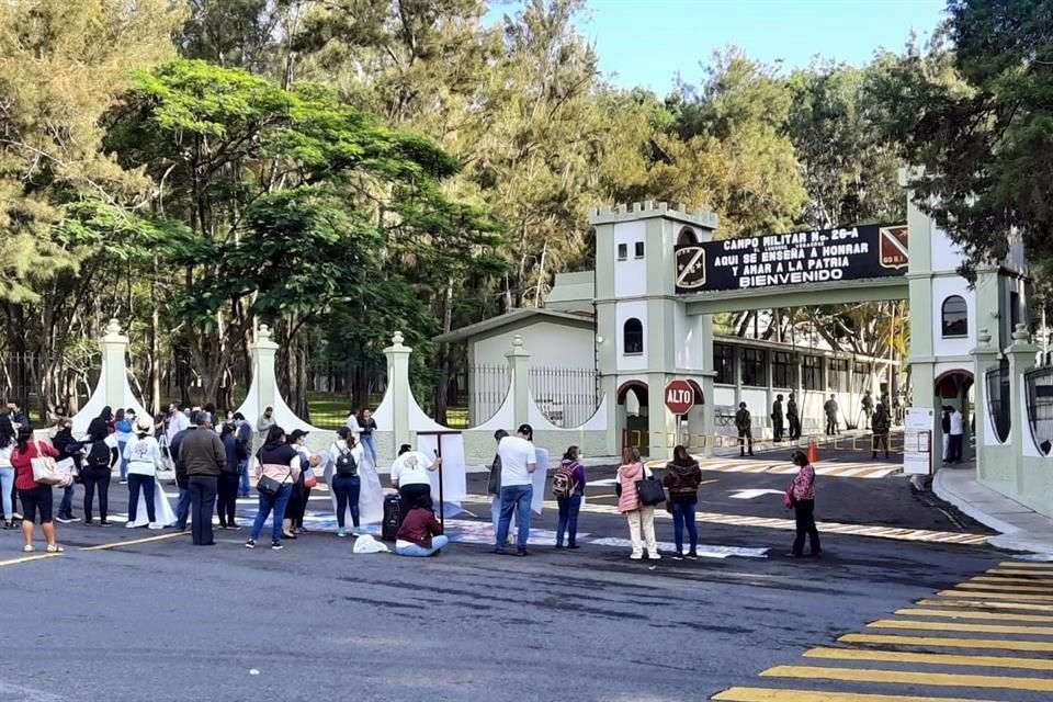 Los inconformes afuera de las instalaciones militares.