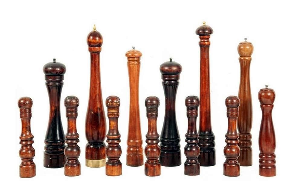 Entre los artículos a subastarse hay sillones, estanterías, obras de arte, vajillas, elementos decorativos, utensilios de servicio y emblemáticos vinos franceses.