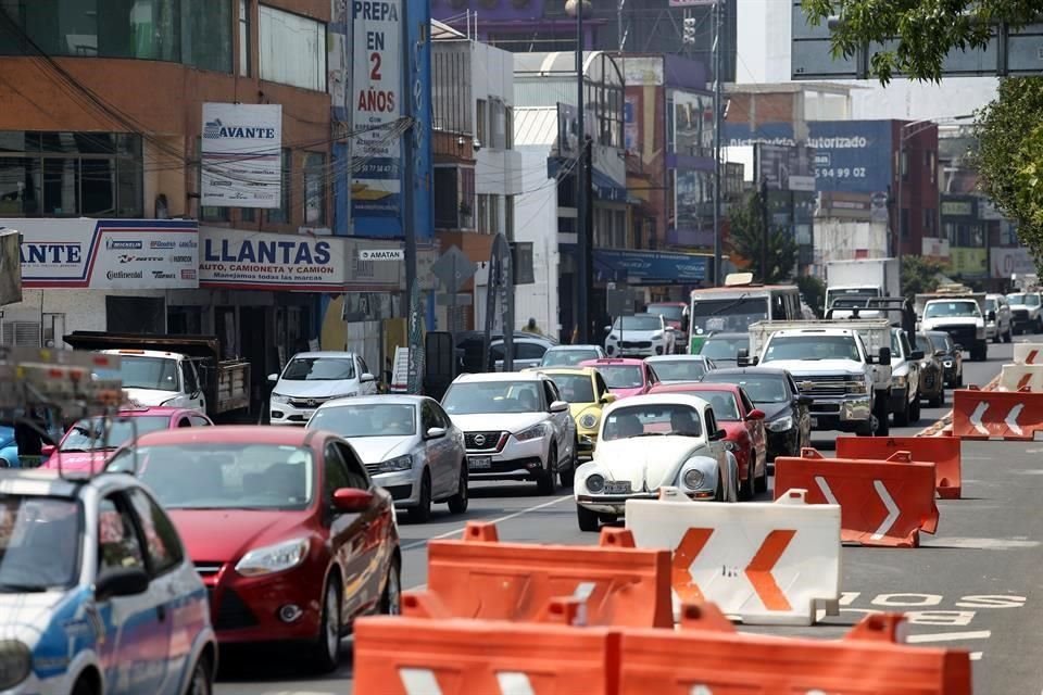 En arterias Eje 3 Cafetales o Canal de Miramontes se observaron hileras de autos que aguardaban en los semáforos en rojo con la espera de desplazarse a sus destinos.