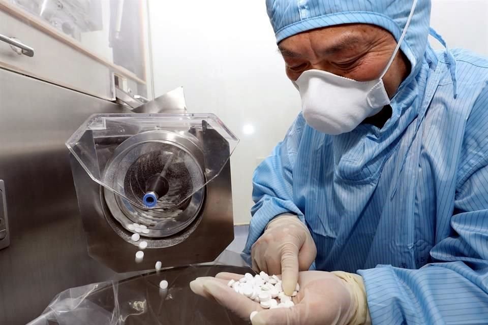 Un experto revisa la producción de medicamentos en China.