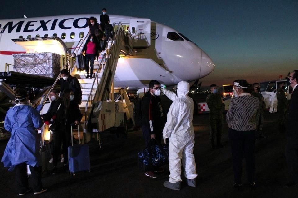 El avión llegó esta noche a la CDMX.