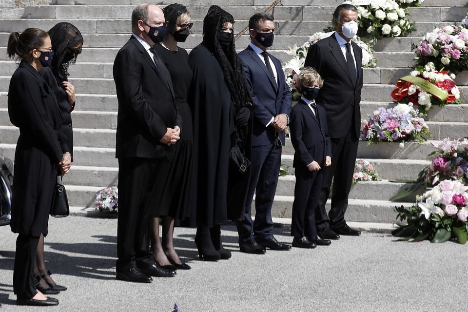 De izquierda a derecha Princesa Estefanía, Princesa Carolina, Príncipe Alberto de Mónaco, Princesa Charlene, Melanie Antoinette y Jean-Leonard Taubert de Massy, hijos de la Baronesa.