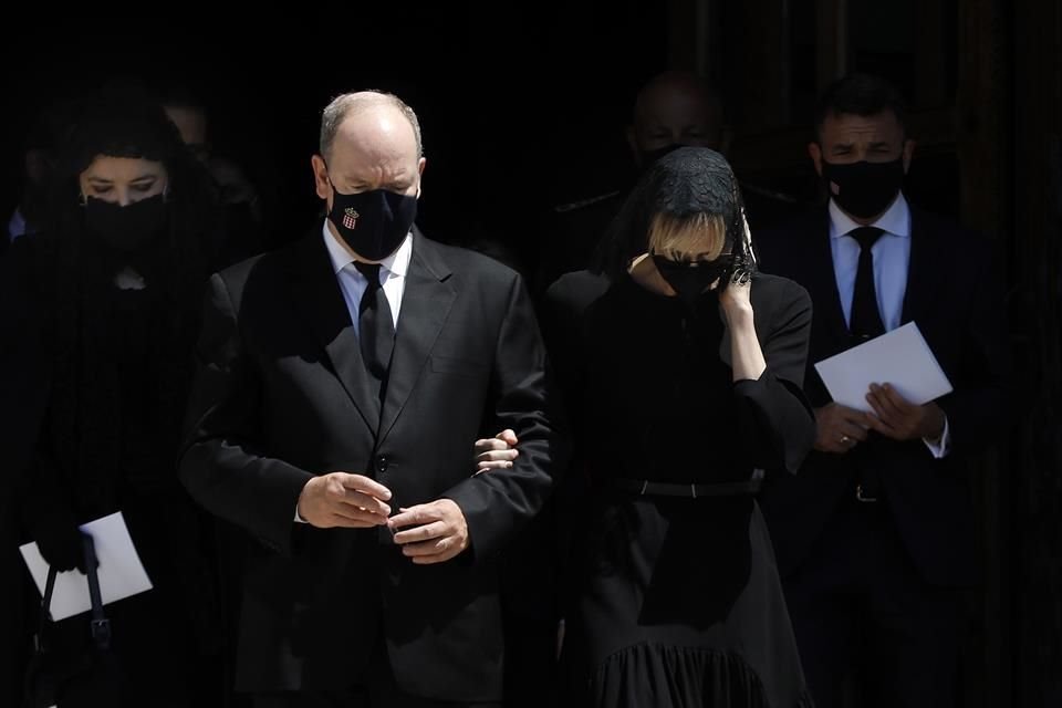 El Príncipe Alberto de Mónaco y su esposa, la Princesa Charlene, encabezaron el cortejo fúnebre de su prima Elizabeth-Ann de Massy.