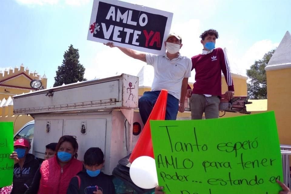 Integrantes de Antorcha Campesina protestaron durante la gira de AMLO en Puebla.