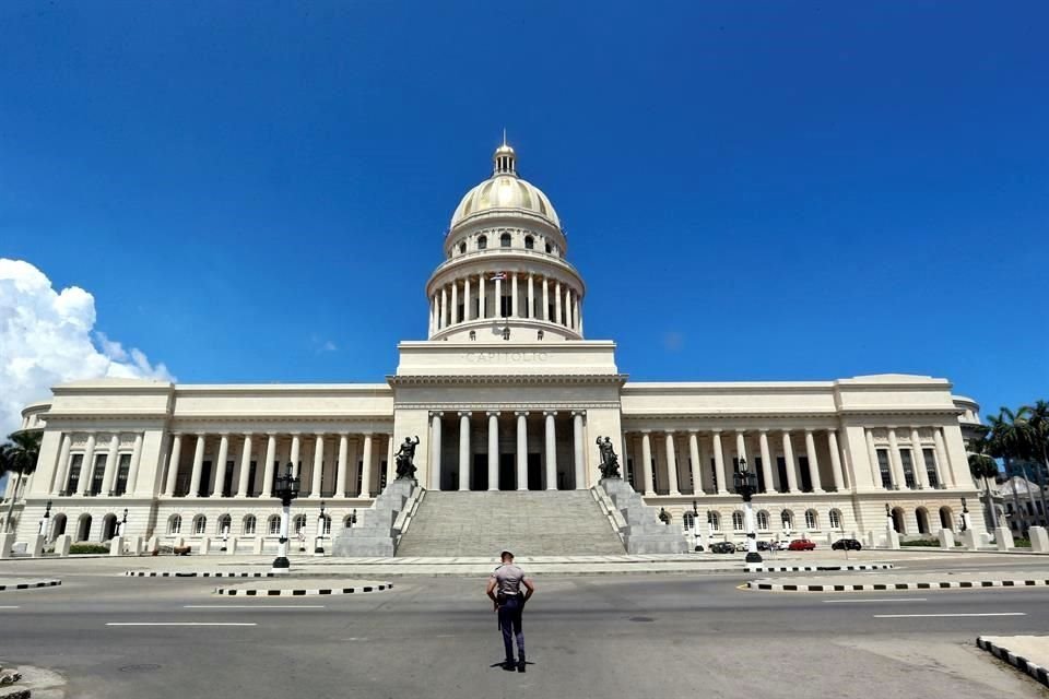 Un policía cuida la zona del capitolio, en La Habana.