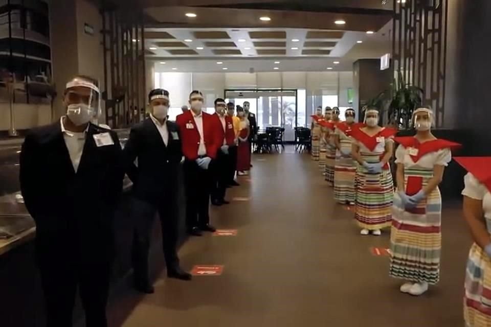 Para su reapertura, empleados de Sears y Sanborns implementaron el uso de cubrebocas, guantes desechables y caretas durante su estancia en la tienda.