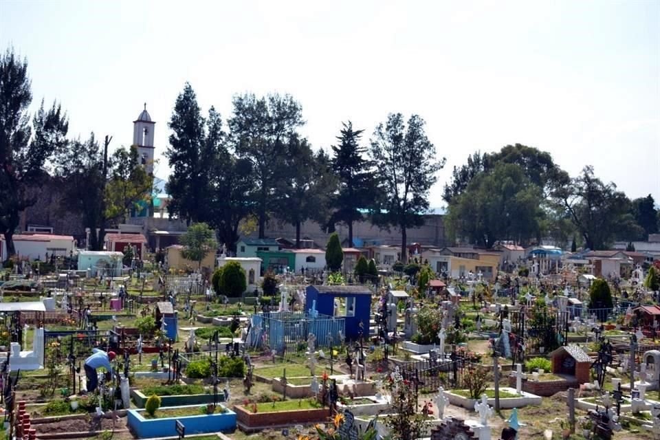 Los panteones de Atizapán (foto) y Huixquilucan permanecerán cerrados para evitar aglomeraciones.