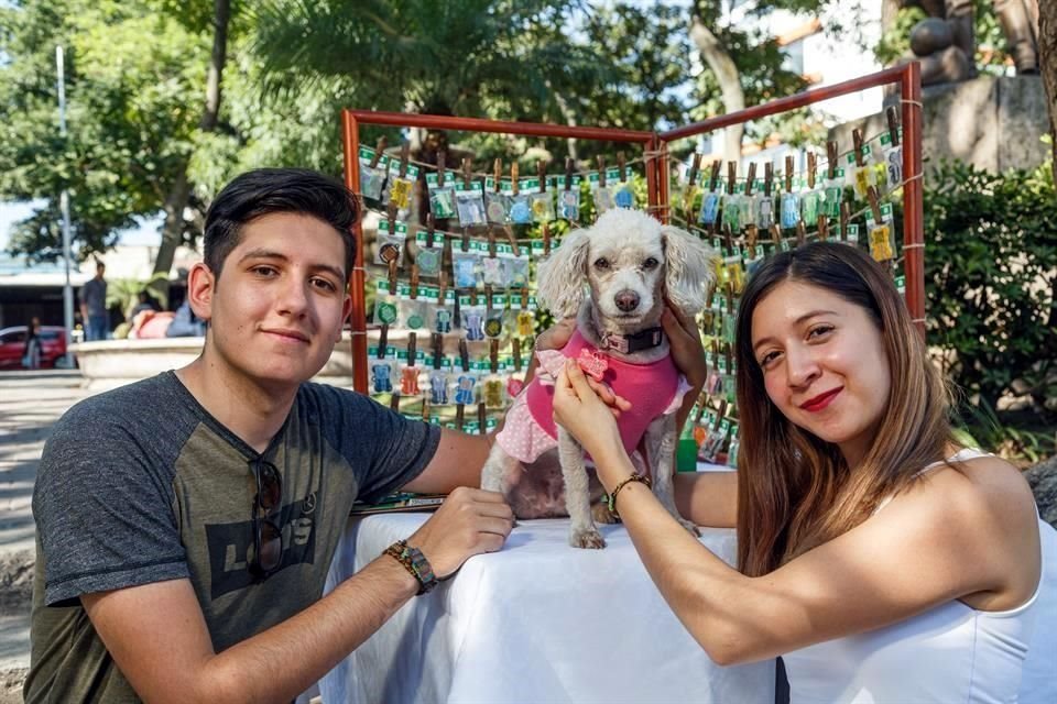 Pyme Letbuipets Cristina Cortez y Edurado Sanchez con su perrito y collares con codigo QR