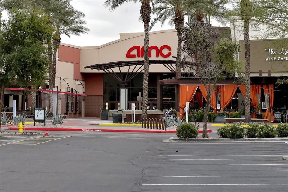 La cadena de cines AMC no pedirá cubrebocas a sus asistentes puesto que no quiere verse en polémica por aquellas personas que creen que no es necesario usarlos.