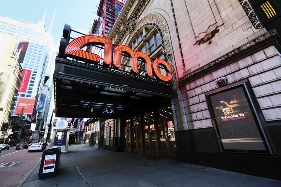 La cadena de cines AMC dijo que, tras evaluar su plan de protección con especialistas, sí exigirá a sus asistentes el uso de mascarillas.