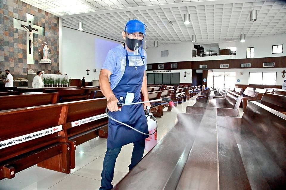 Al finalizar la misa en la Parroquia del Rosario de la Colonia Roma se sanitizó el templo.