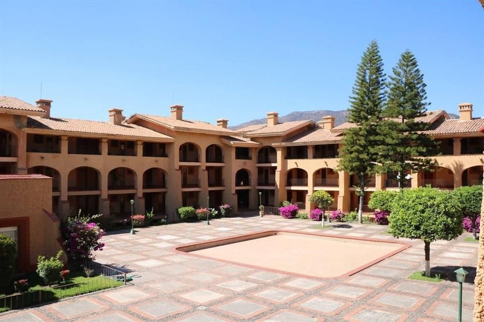 Autoridades estatales y universitarias habilitaron un Centro de Aislamiento Voluntario en el Hotel Villa Primavera, propiedad de la UdeG.