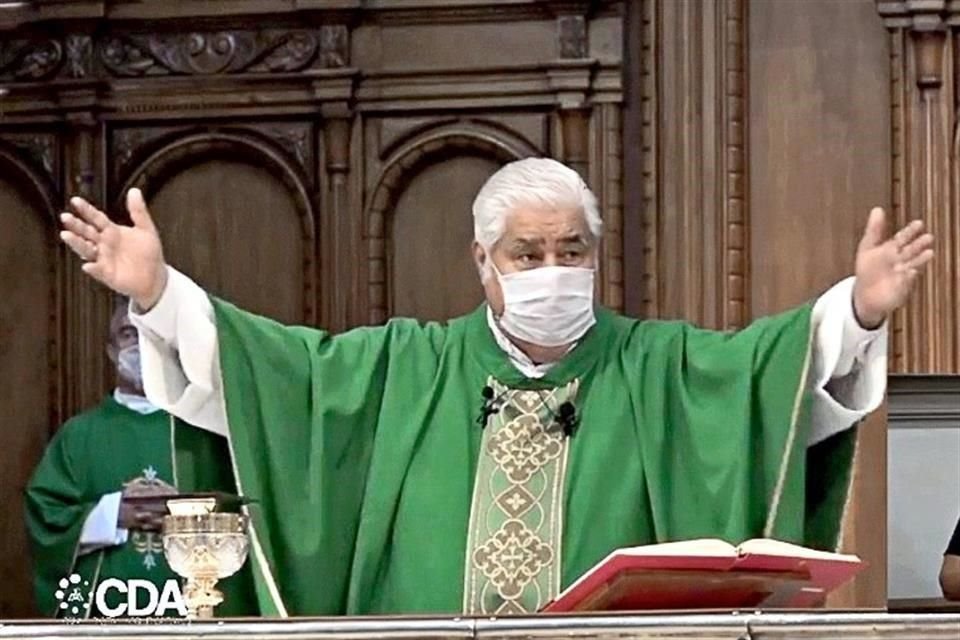 El Arzobispo Rogelio Cabrera López portó cubrebocas durante casi toda la misa en Catedral.