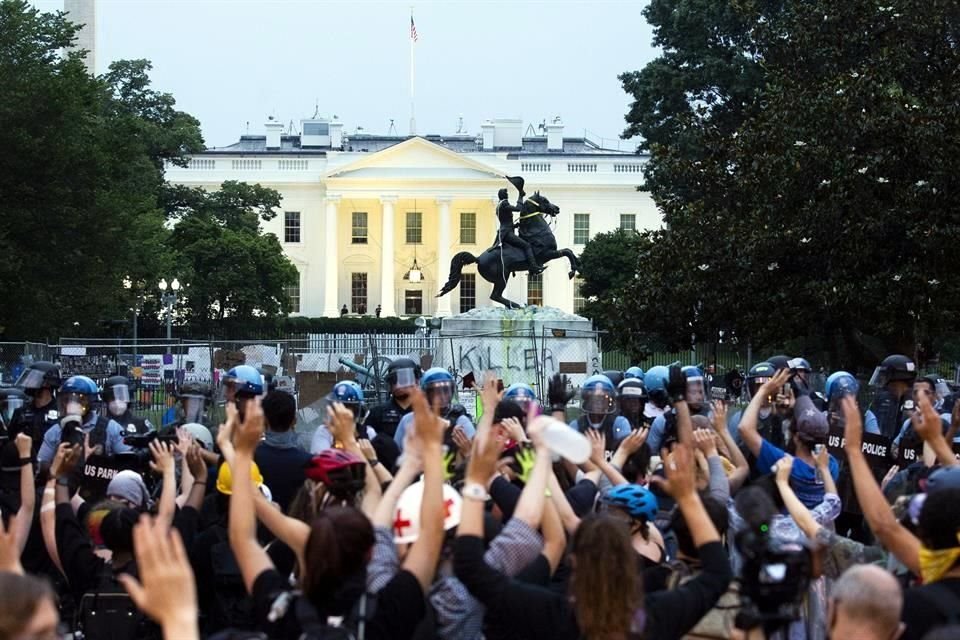 Las fuerzas de segurad cerca de la Casa Blanca evitaron ayer que se derribara la estatua de Jackson.